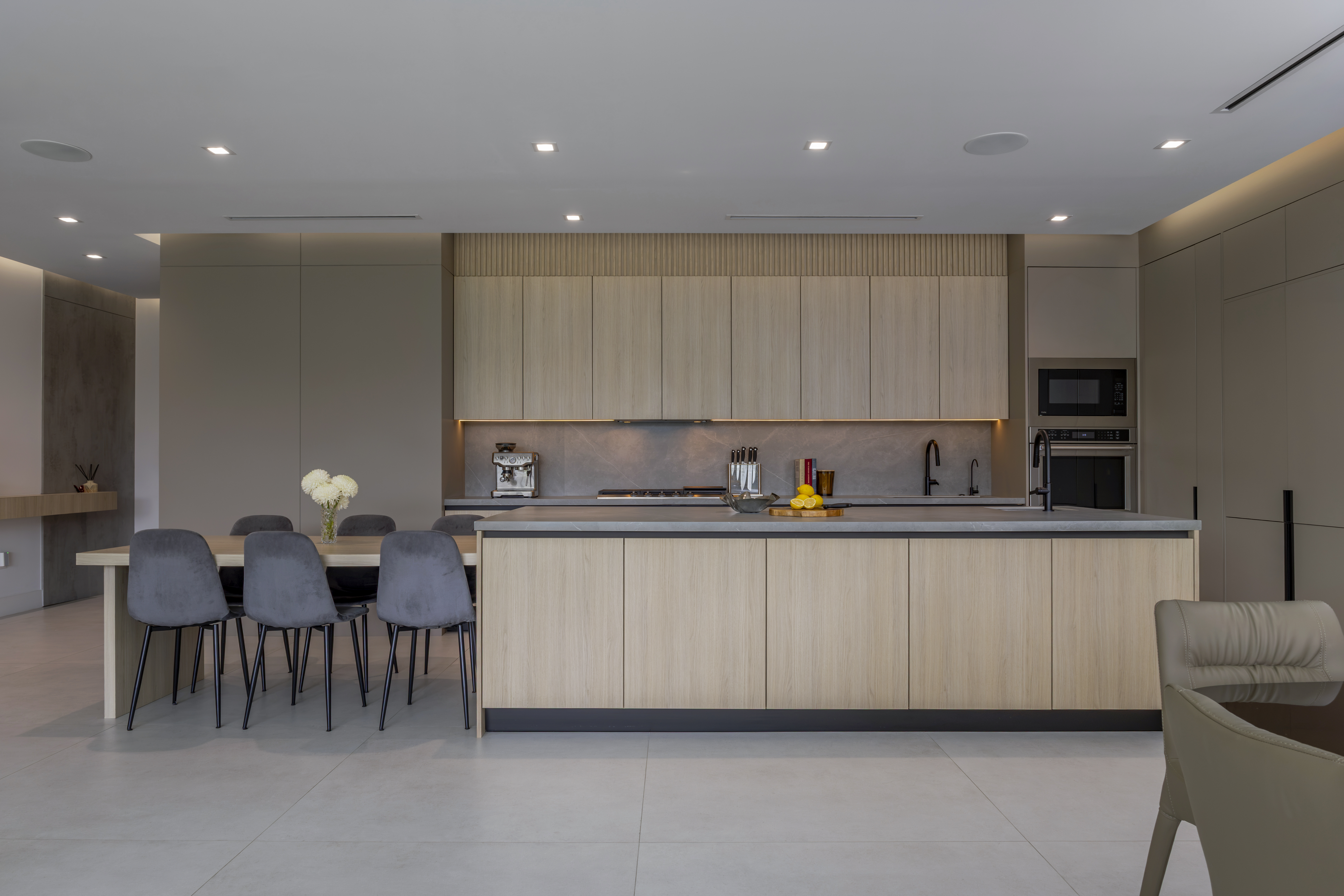Kitchen — frontal view with island seating