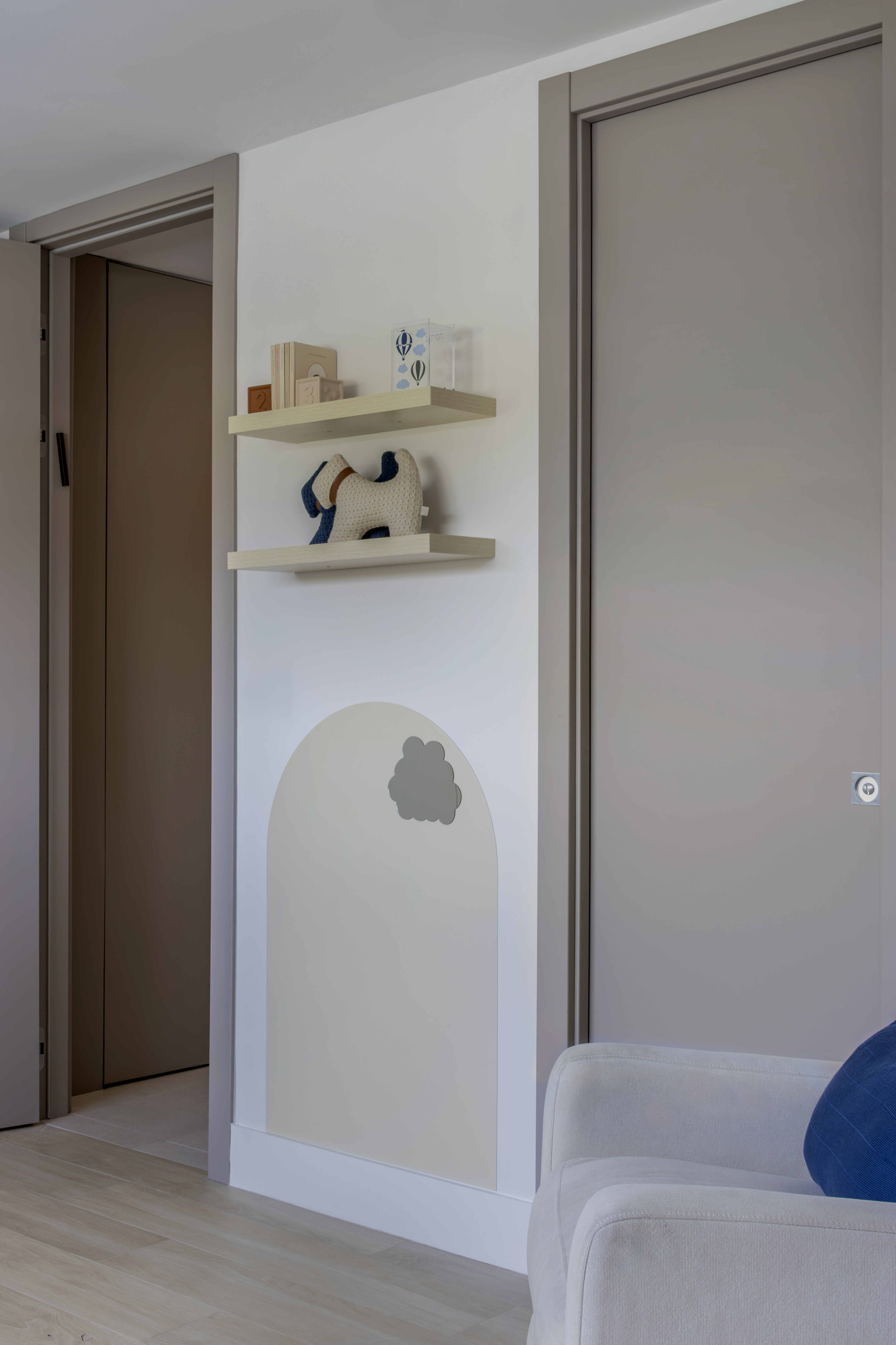 Kids room — arched wall niche with shelves
