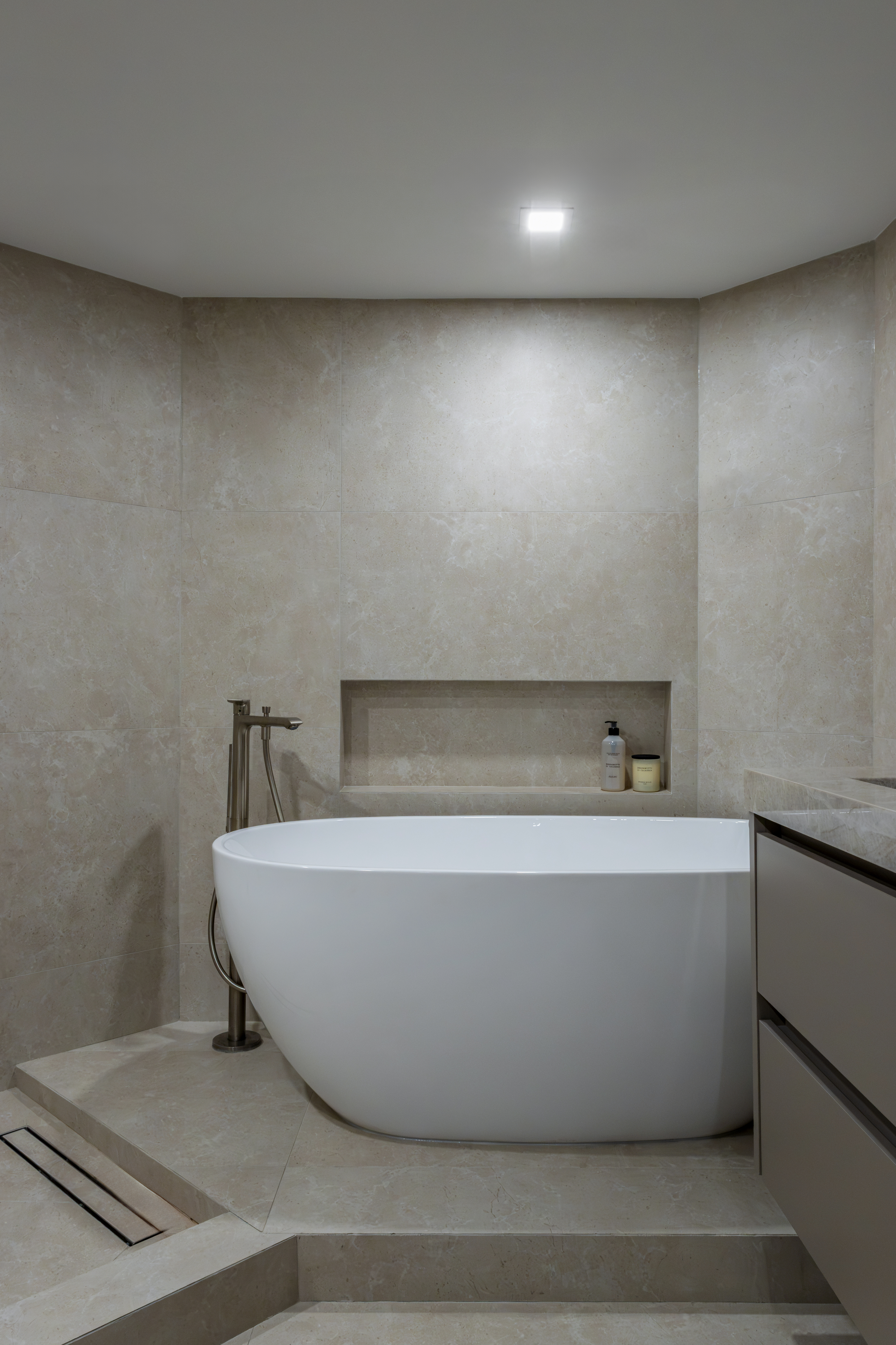 Freestanding tub and shower step detail